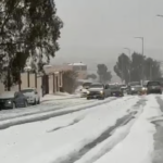 غرب أبها يرتدي ثوب الشتاء الأبيض.. وروعة الطبيعة تجذب الأهالي ومحبي التصوير